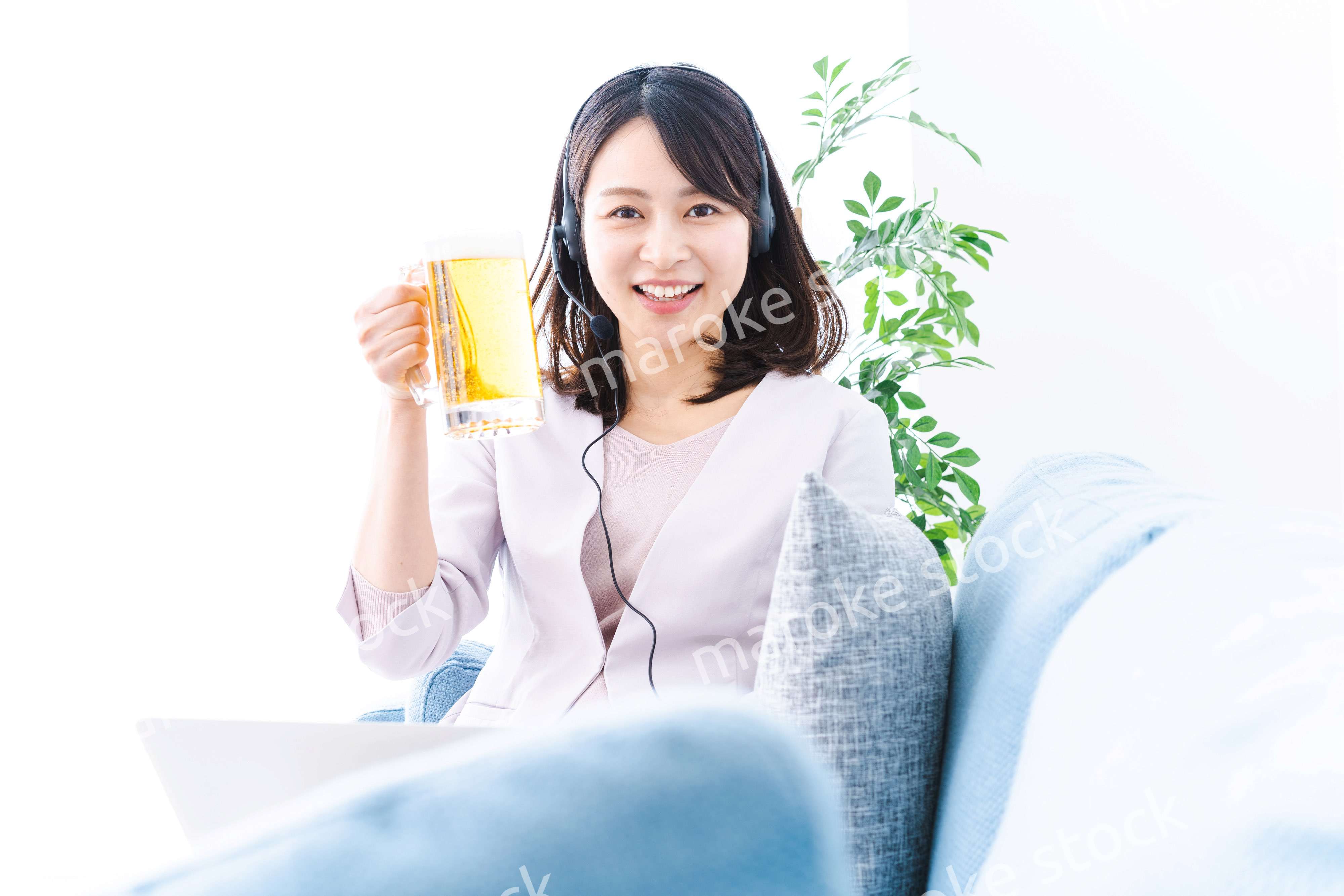 オンラインで乾杯をする若い女性