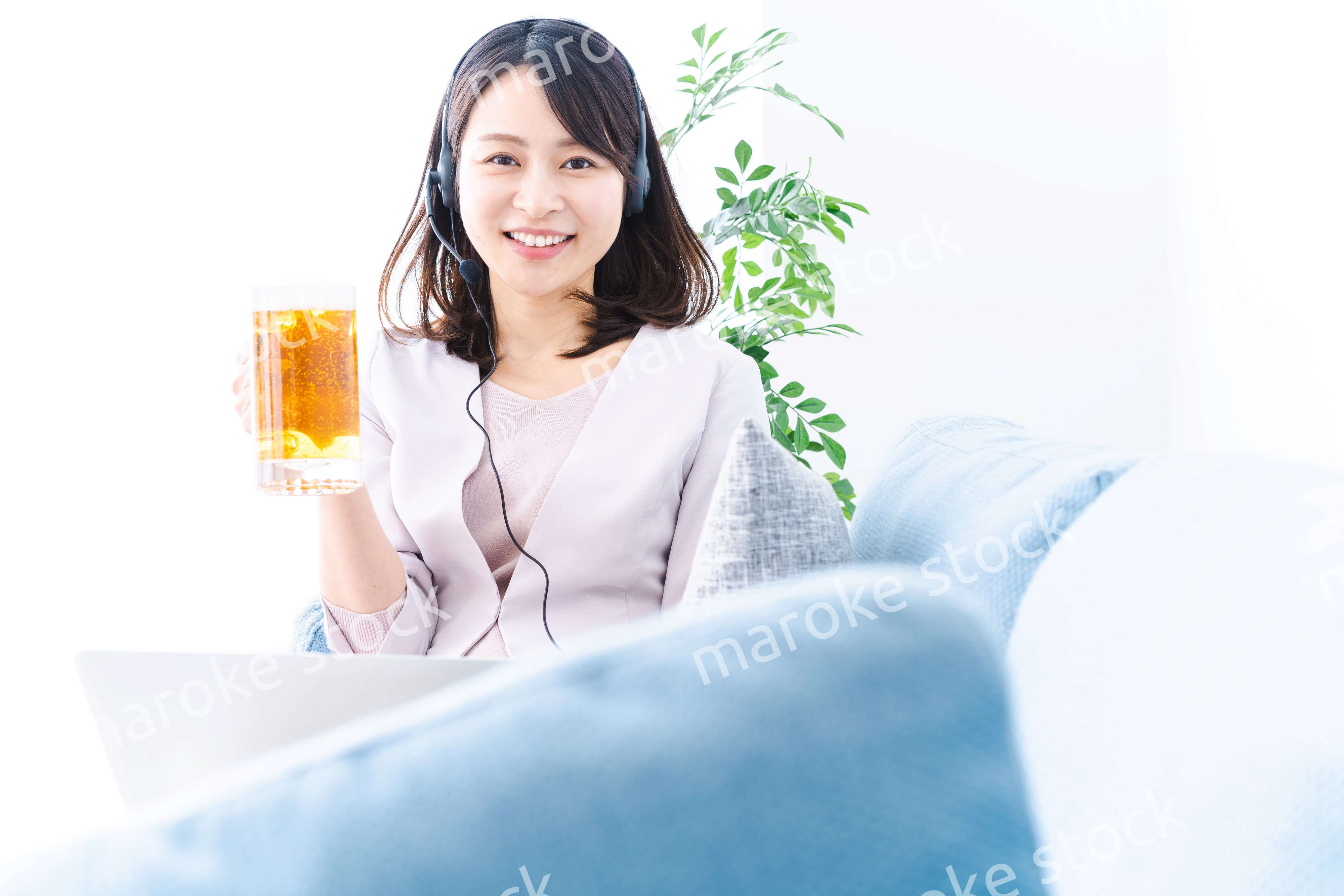 オンラインで乾杯をする若い女性