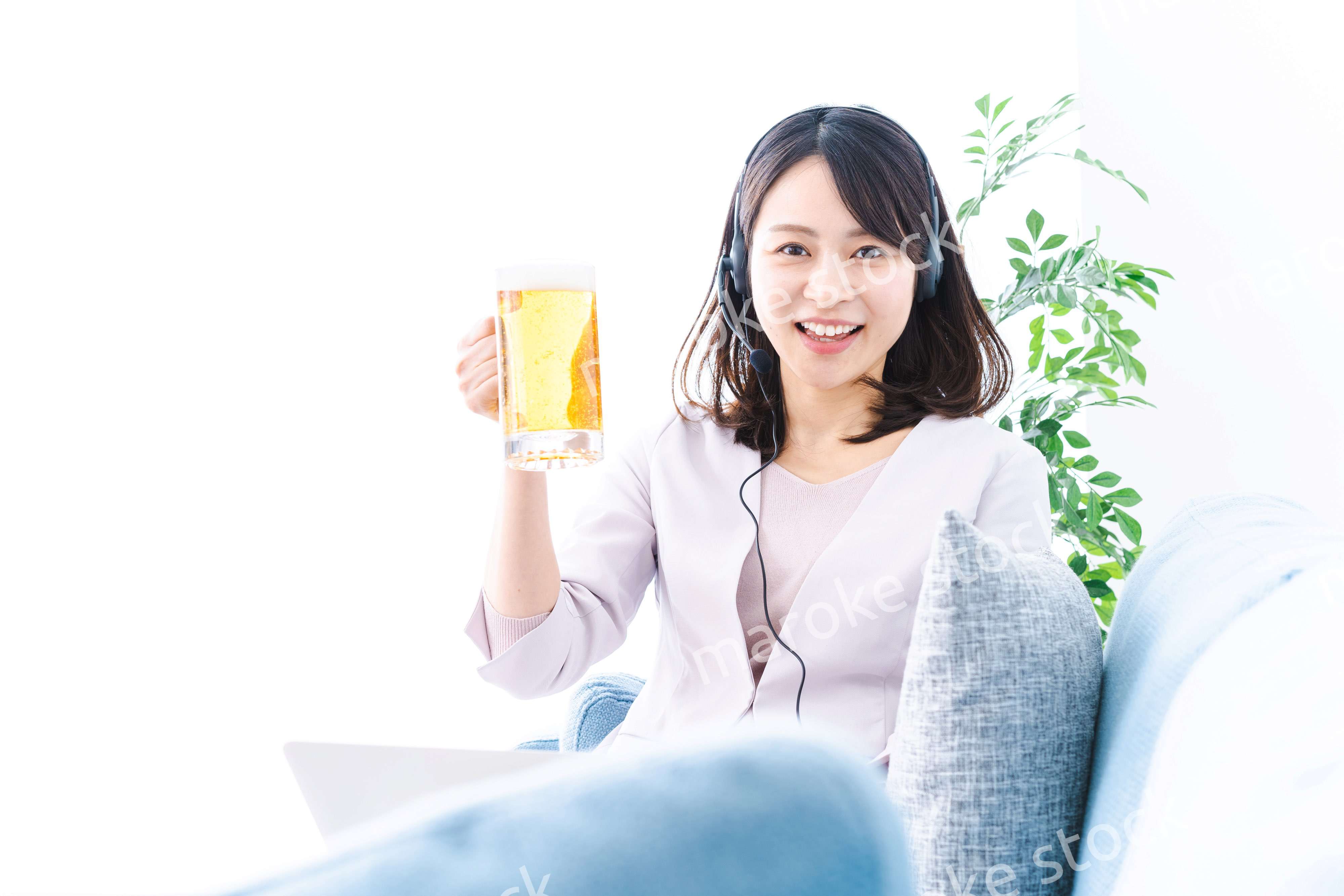 オンラインで乾杯をする若い女性