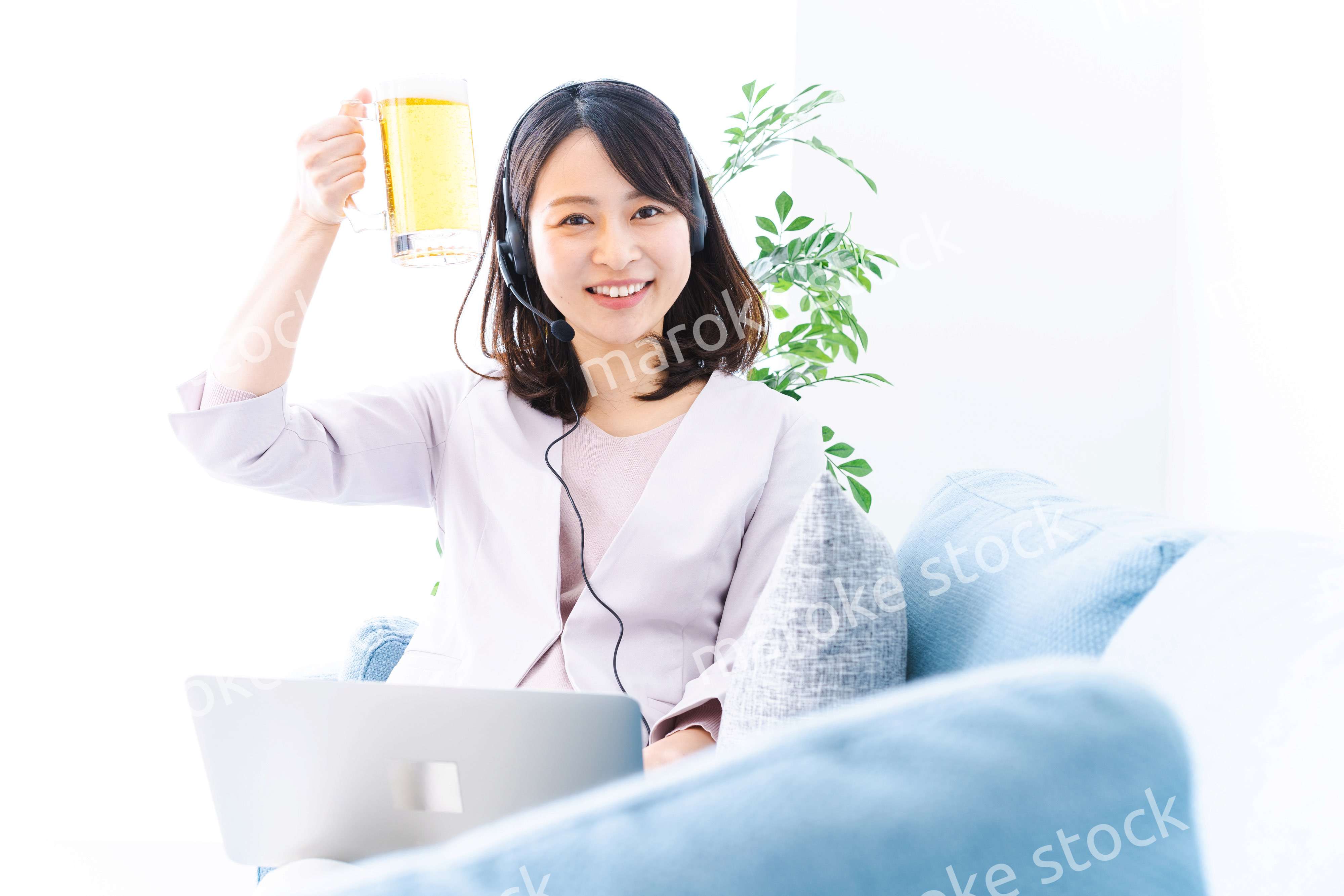 オンラインで乾杯をする若い女性