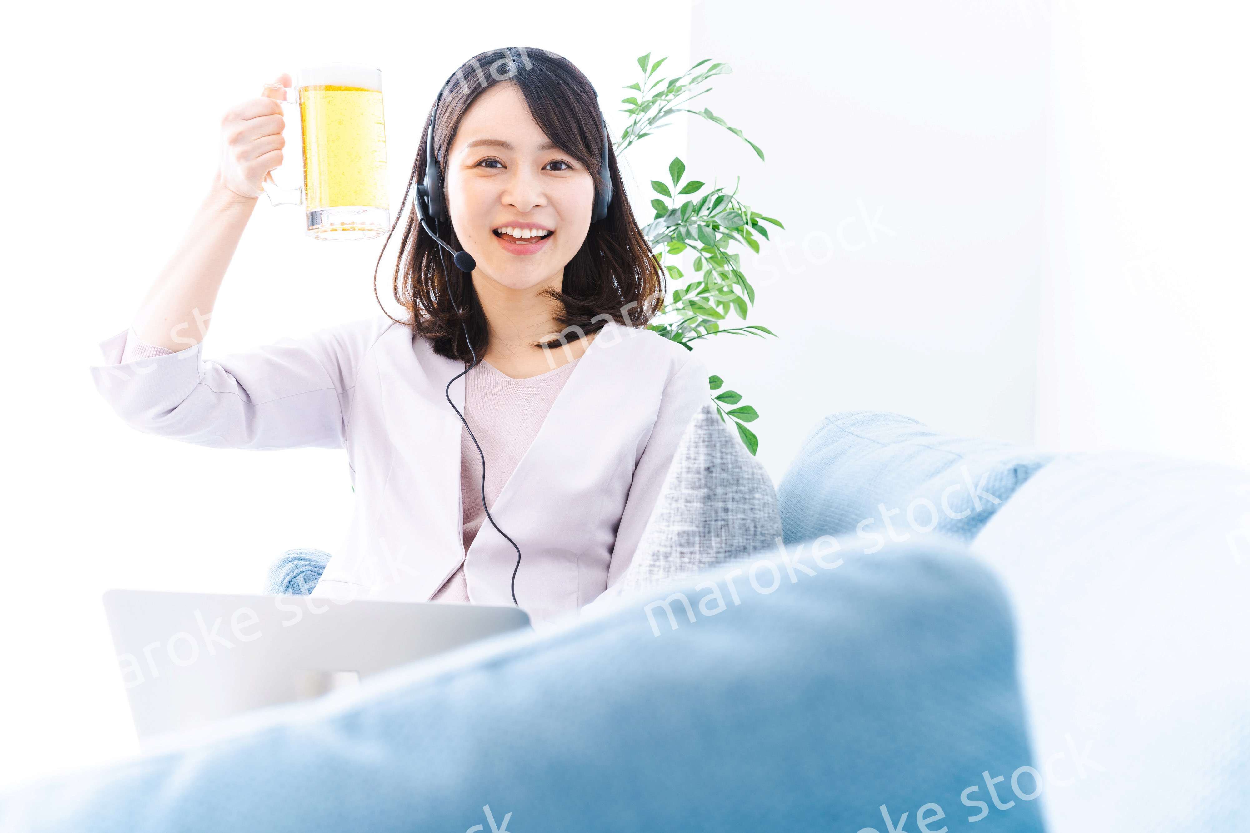 オンラインで乾杯をする若い女性