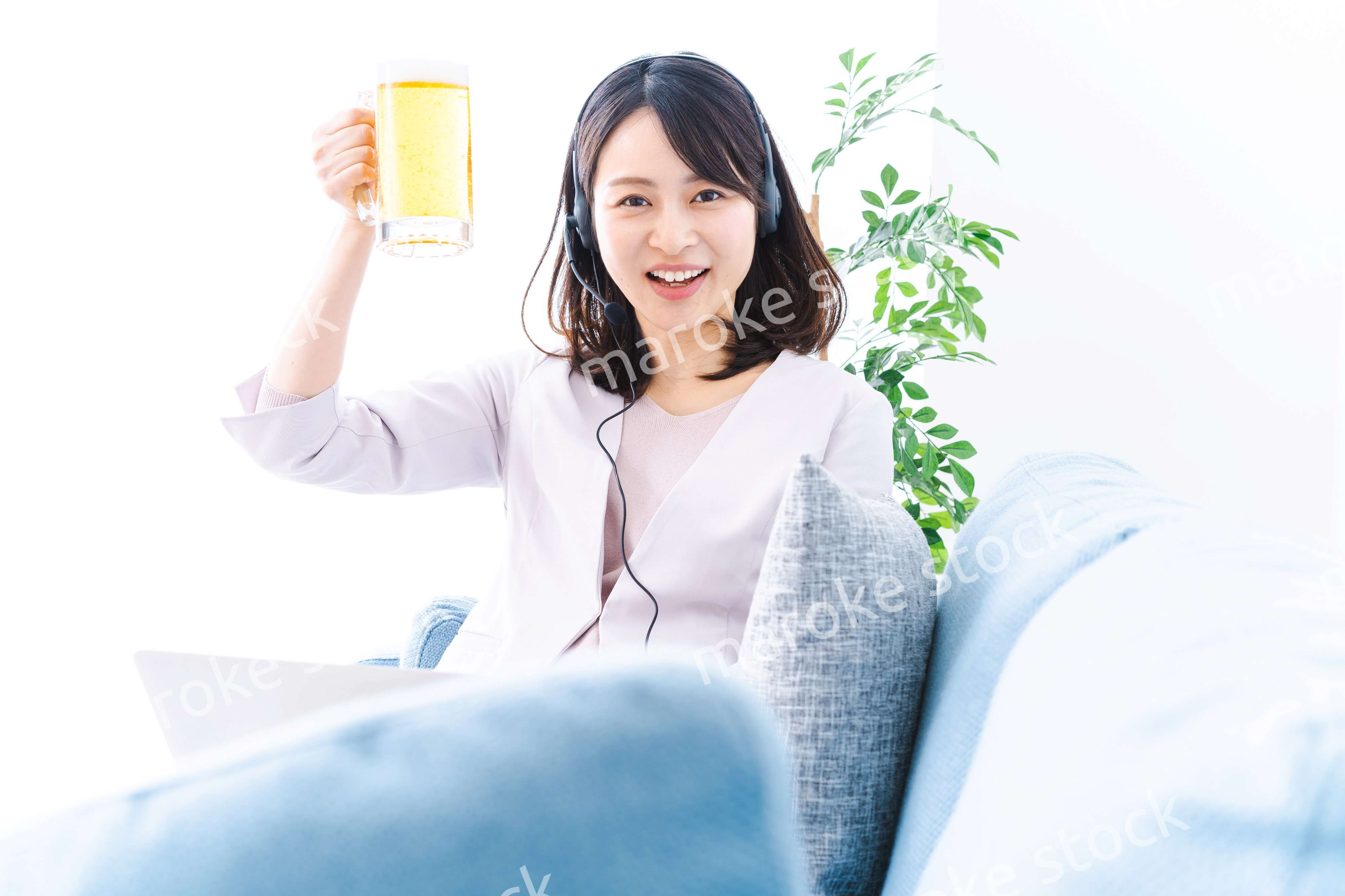 オンラインで乾杯をする若い女性