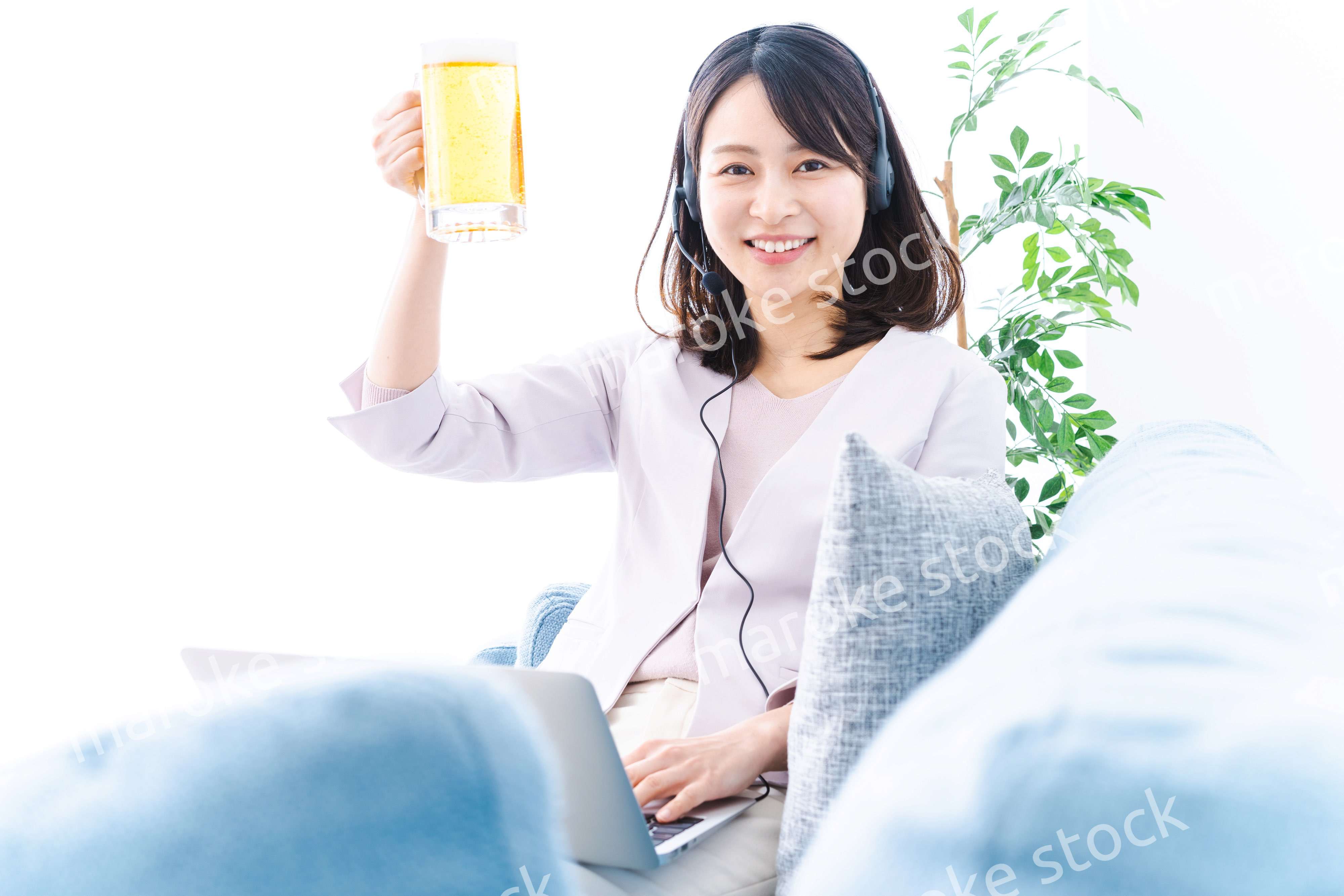 オンラインで乾杯をする若い女性