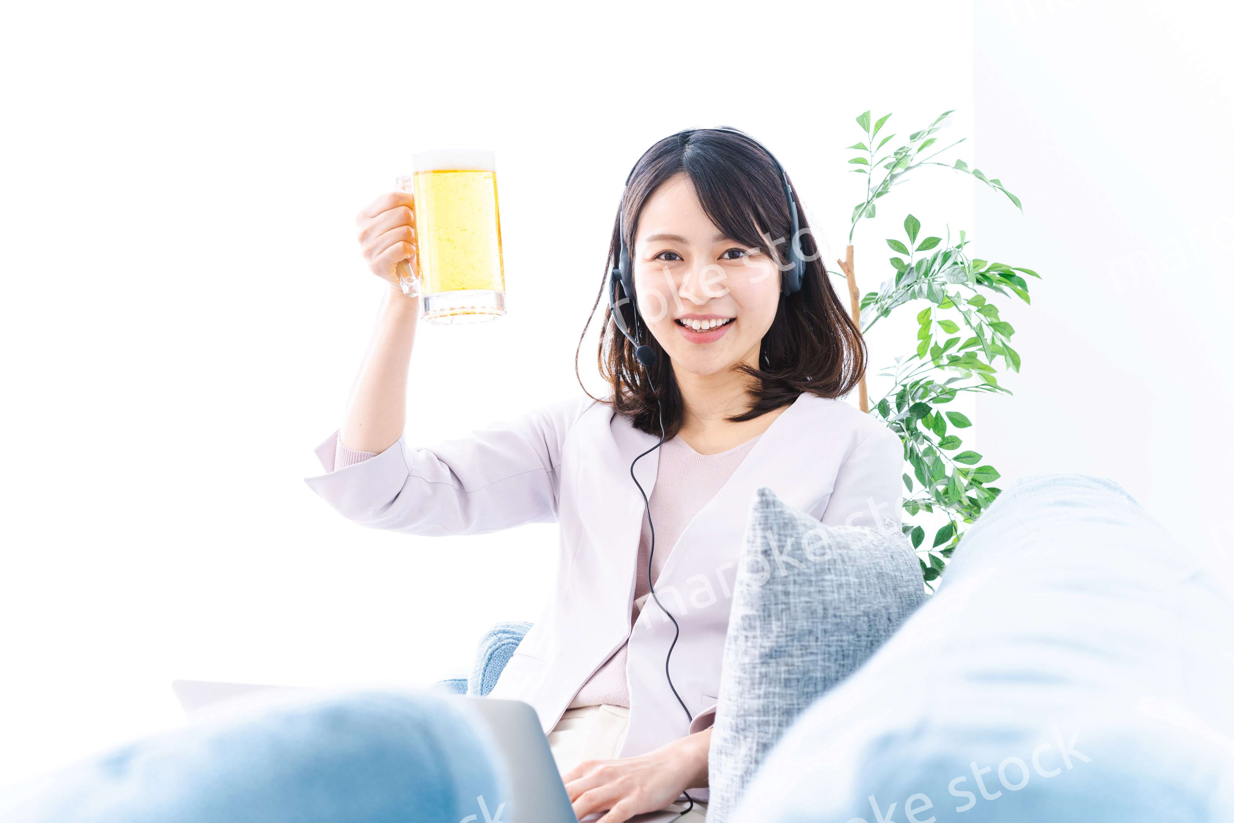 オンラインで乾杯をする若い女性