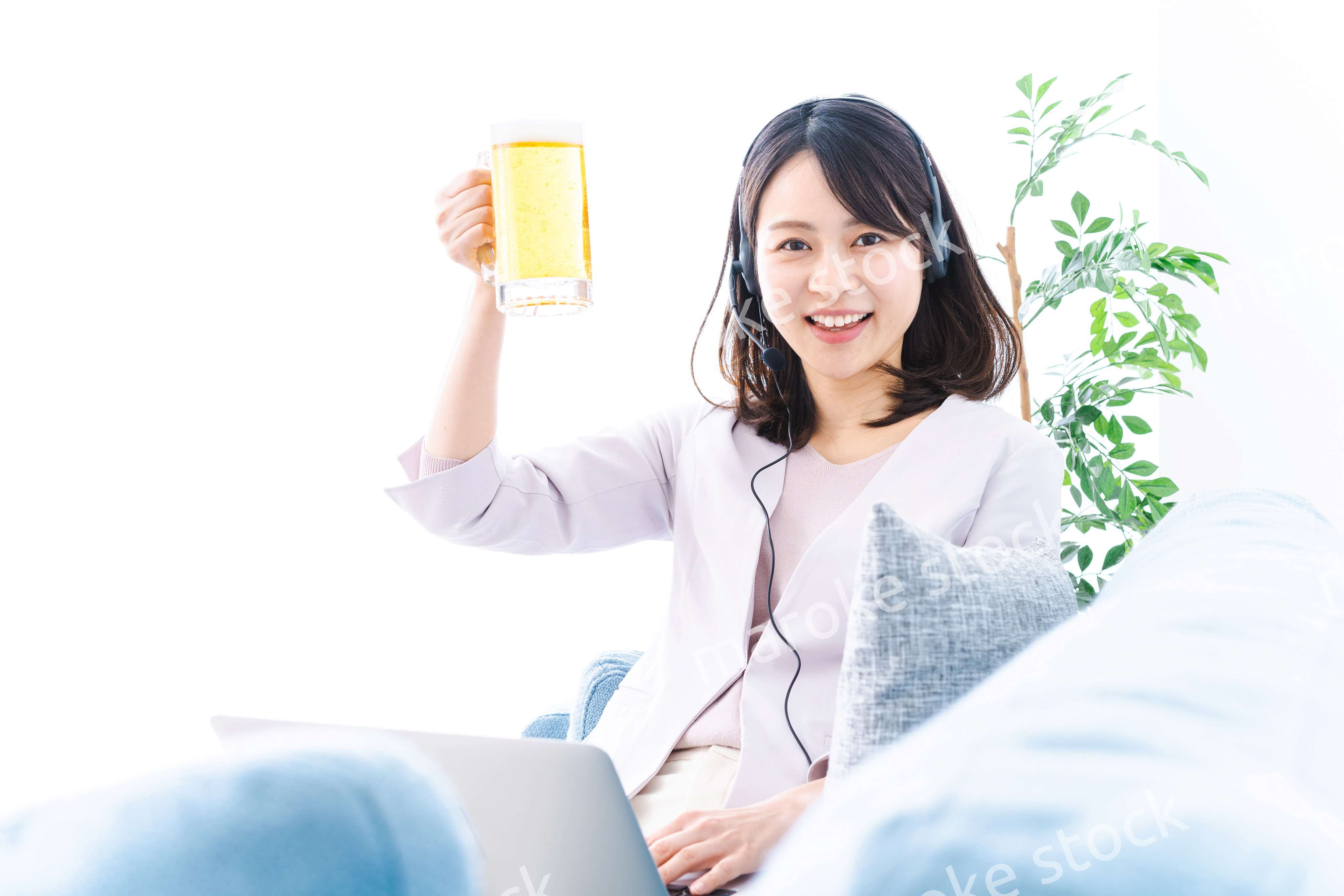 オンラインで乾杯をする若い女性