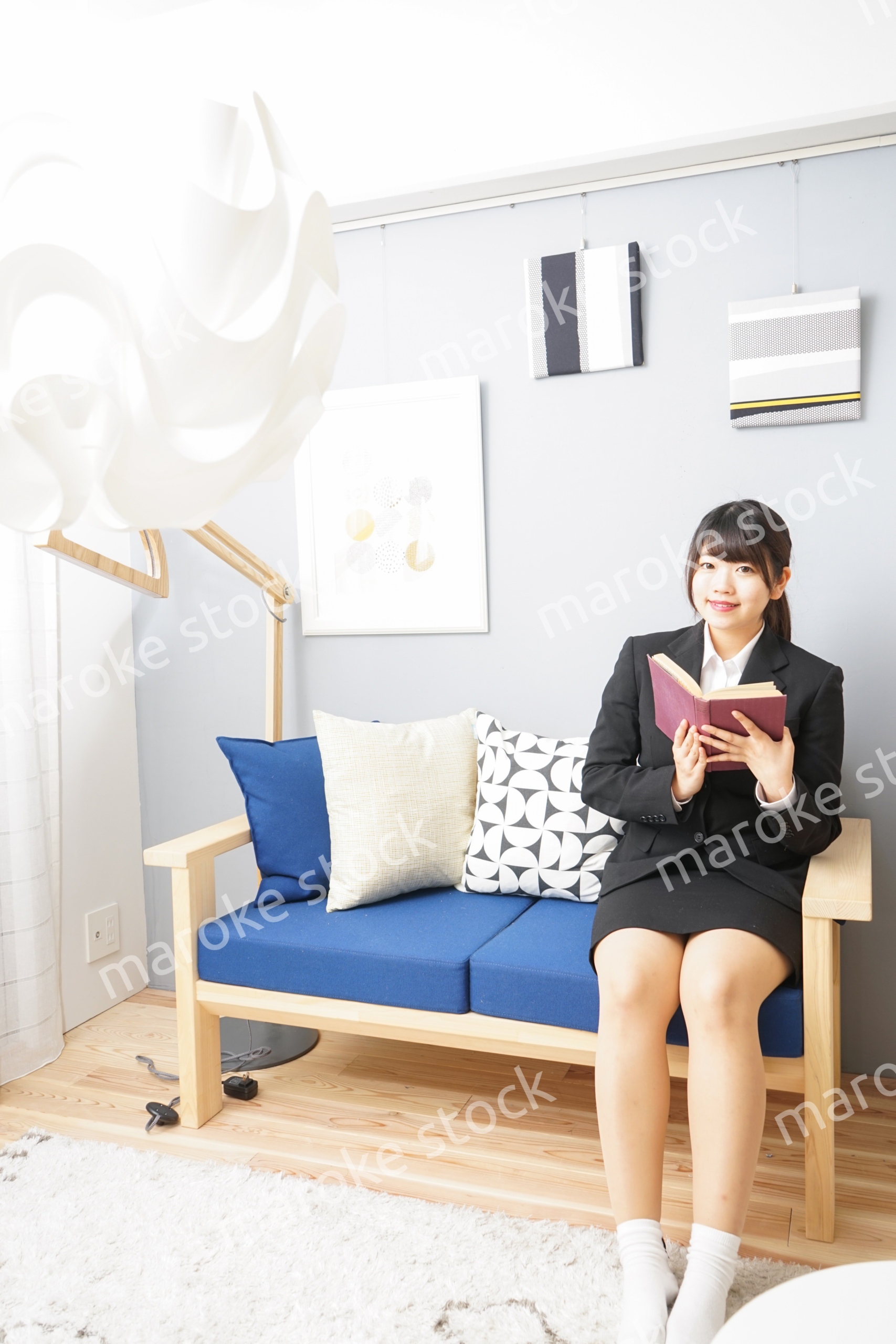 スーツを着て読書をする女性