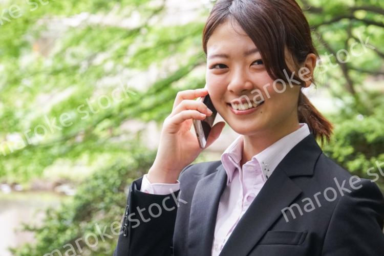 スマホで通話するビジネスウーマン