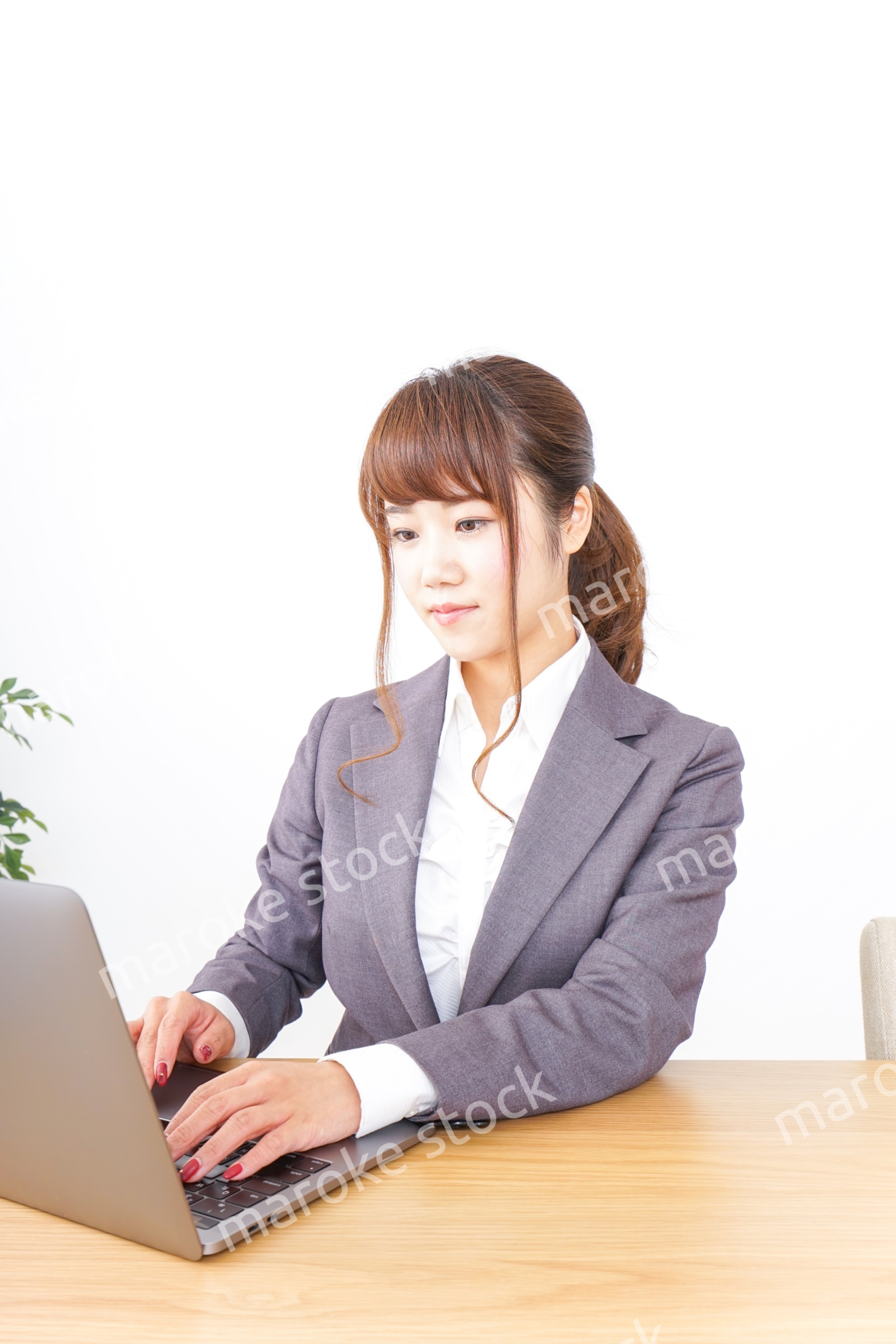 パソコンとビジネスウーマン