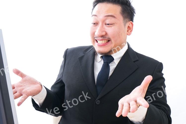 パソコンの前で憤慨するビジネスマン