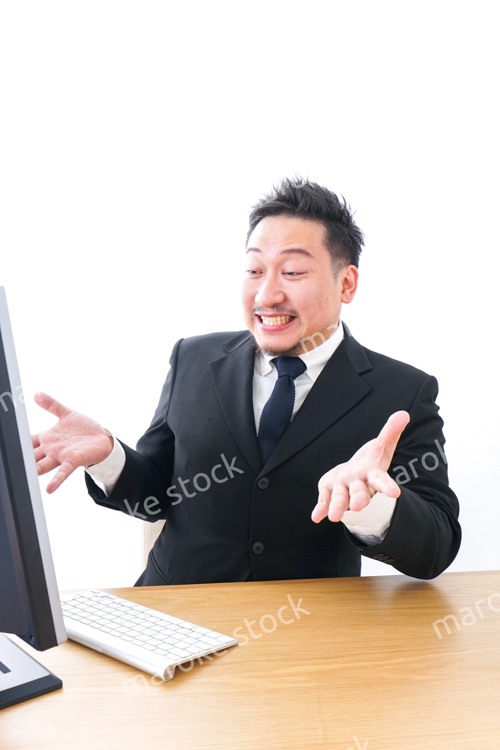 パソコンの前で憤慨するビジネスマン