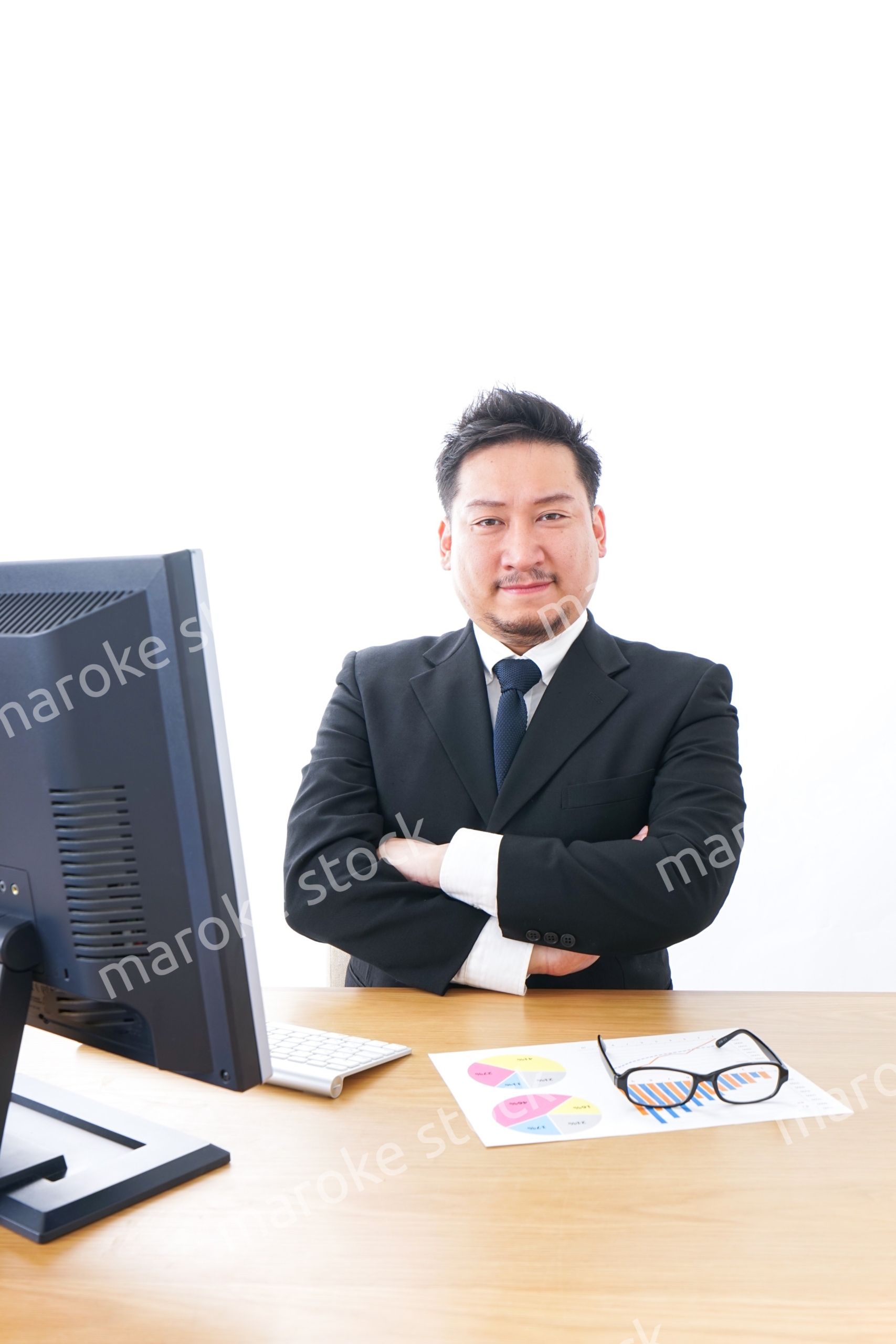 デスクワークをするビジネスパーソン