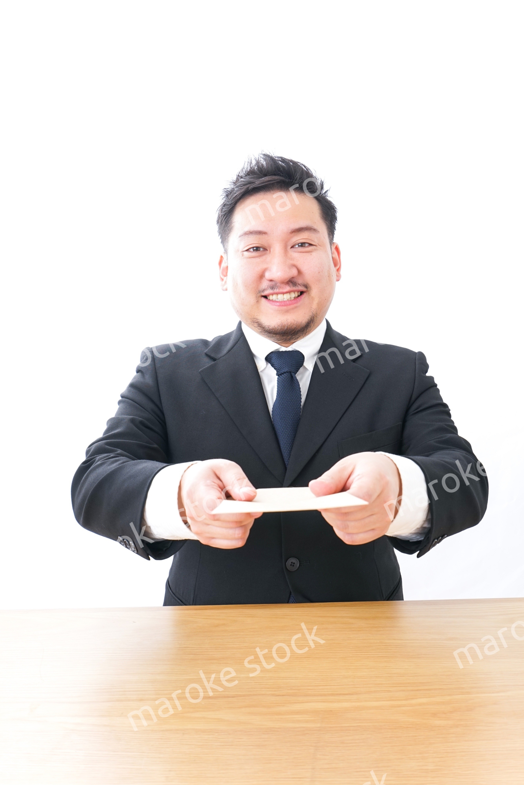 辞表を提出するビジネスマン