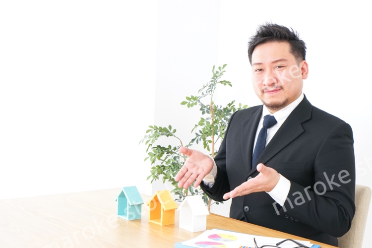 不動産の営業をするビジネスパーソン