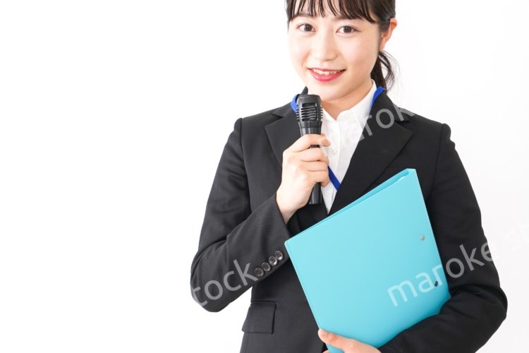 プレゼンテーションをする若いビジネスウーマン 営業イメージ