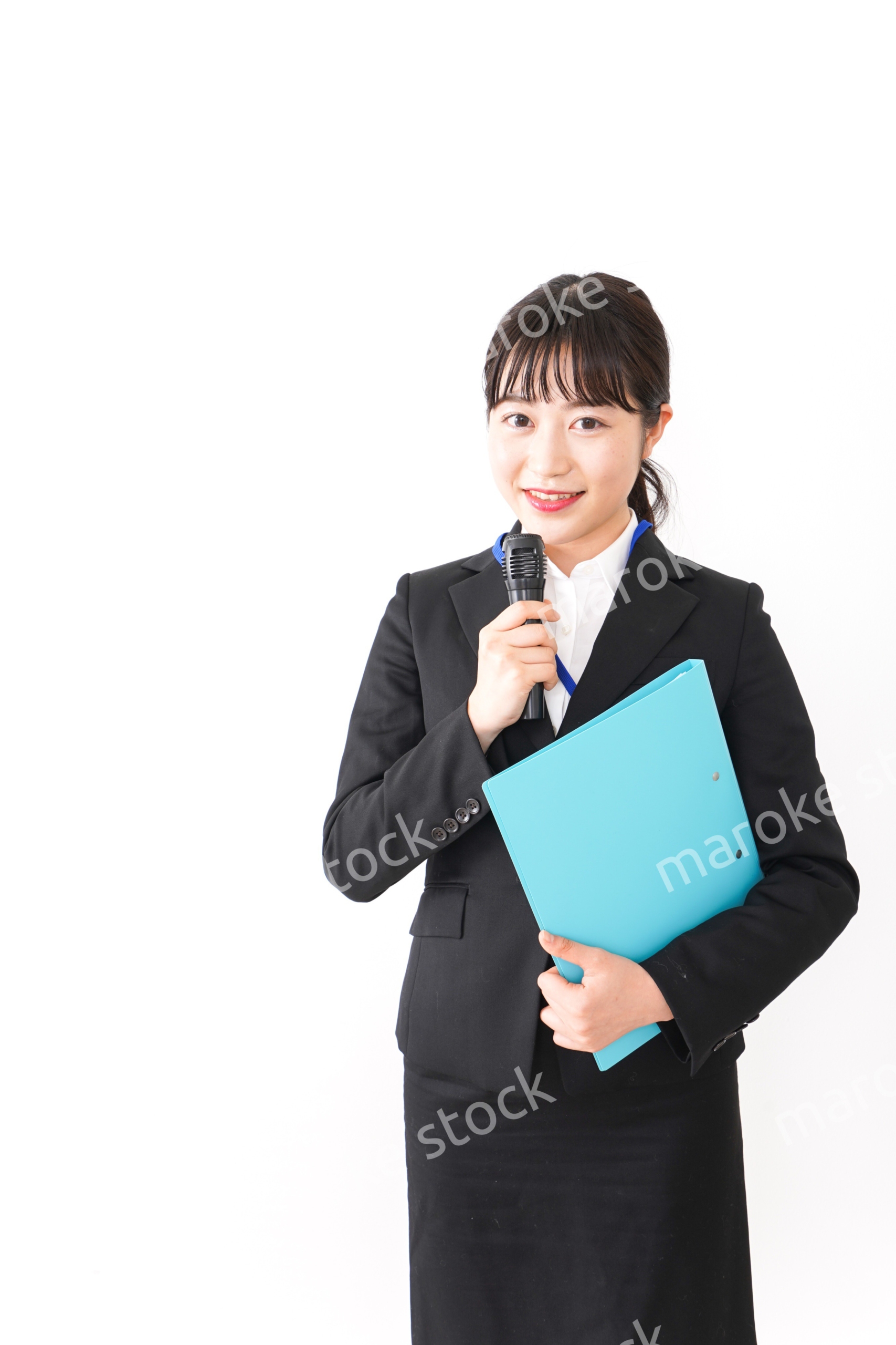 プレゼンテーションをする若いビジネスウーマン 営業イメージ