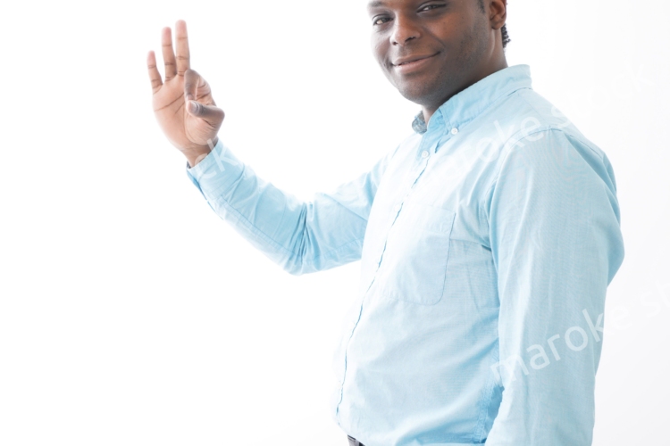 グッドサインをする黒人の男性