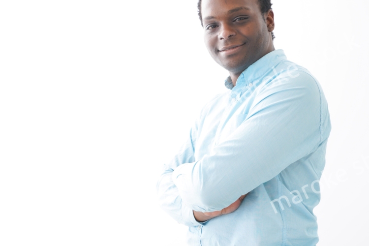 腕を組む黒人の男性