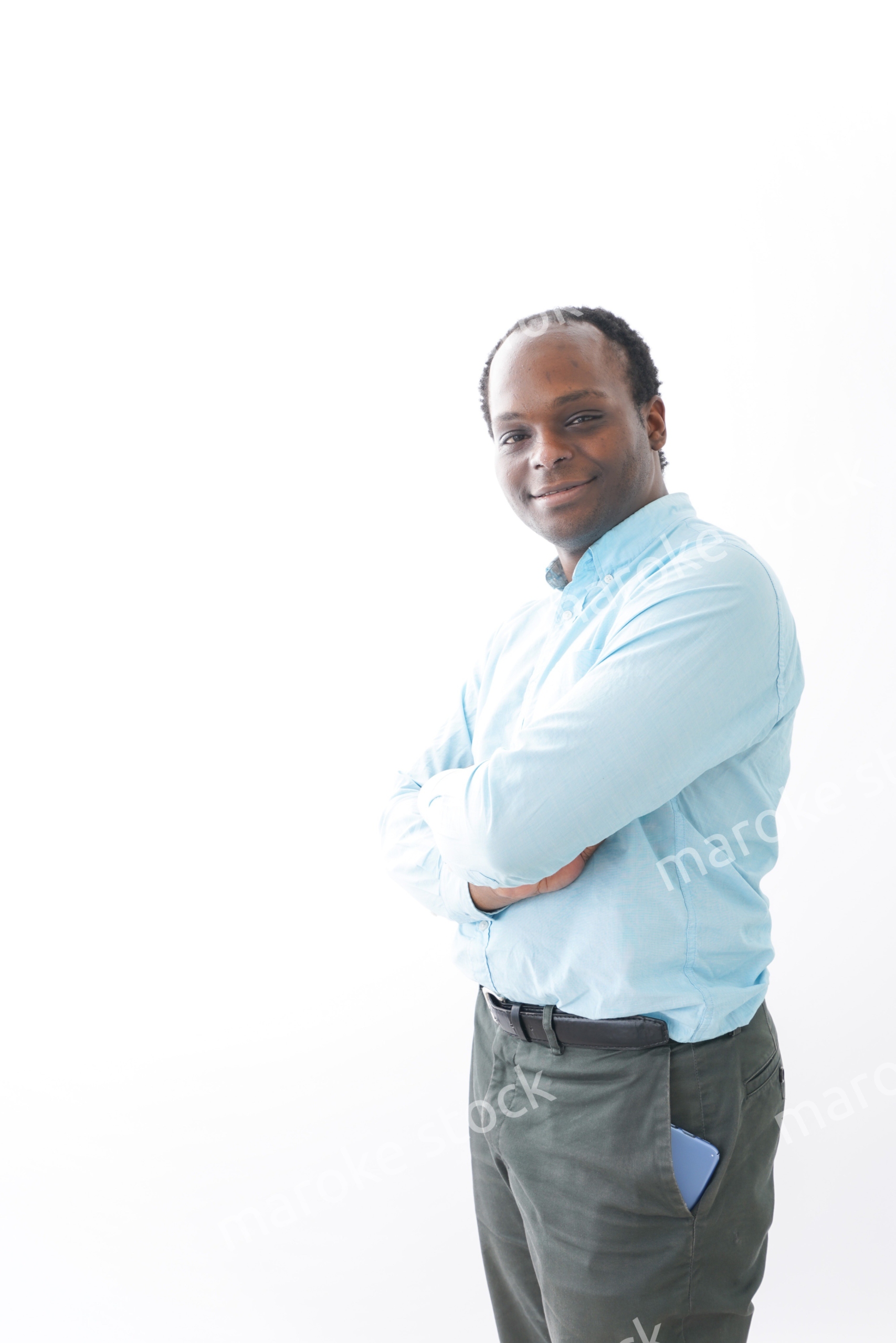 腕を組む黒人の男性