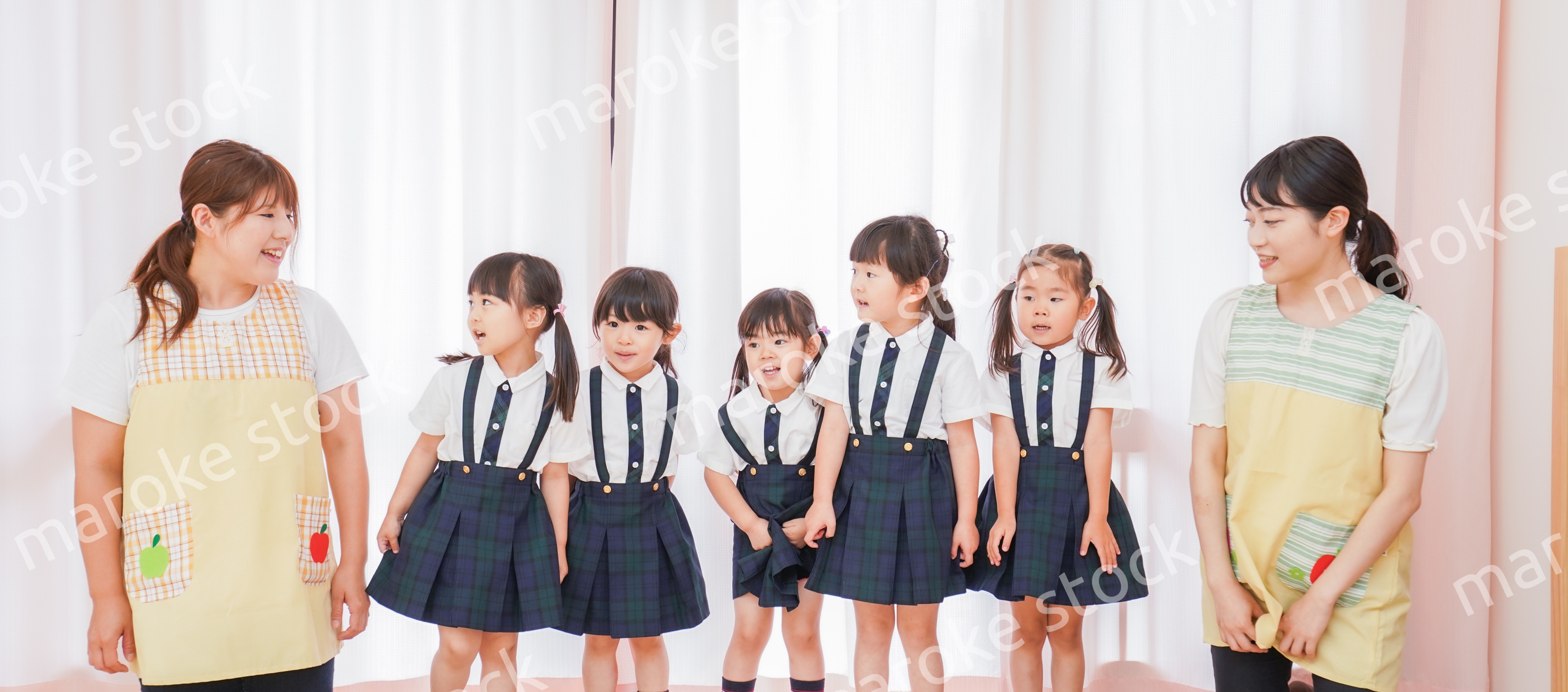 発表会の練習をする子どもたちと保育士