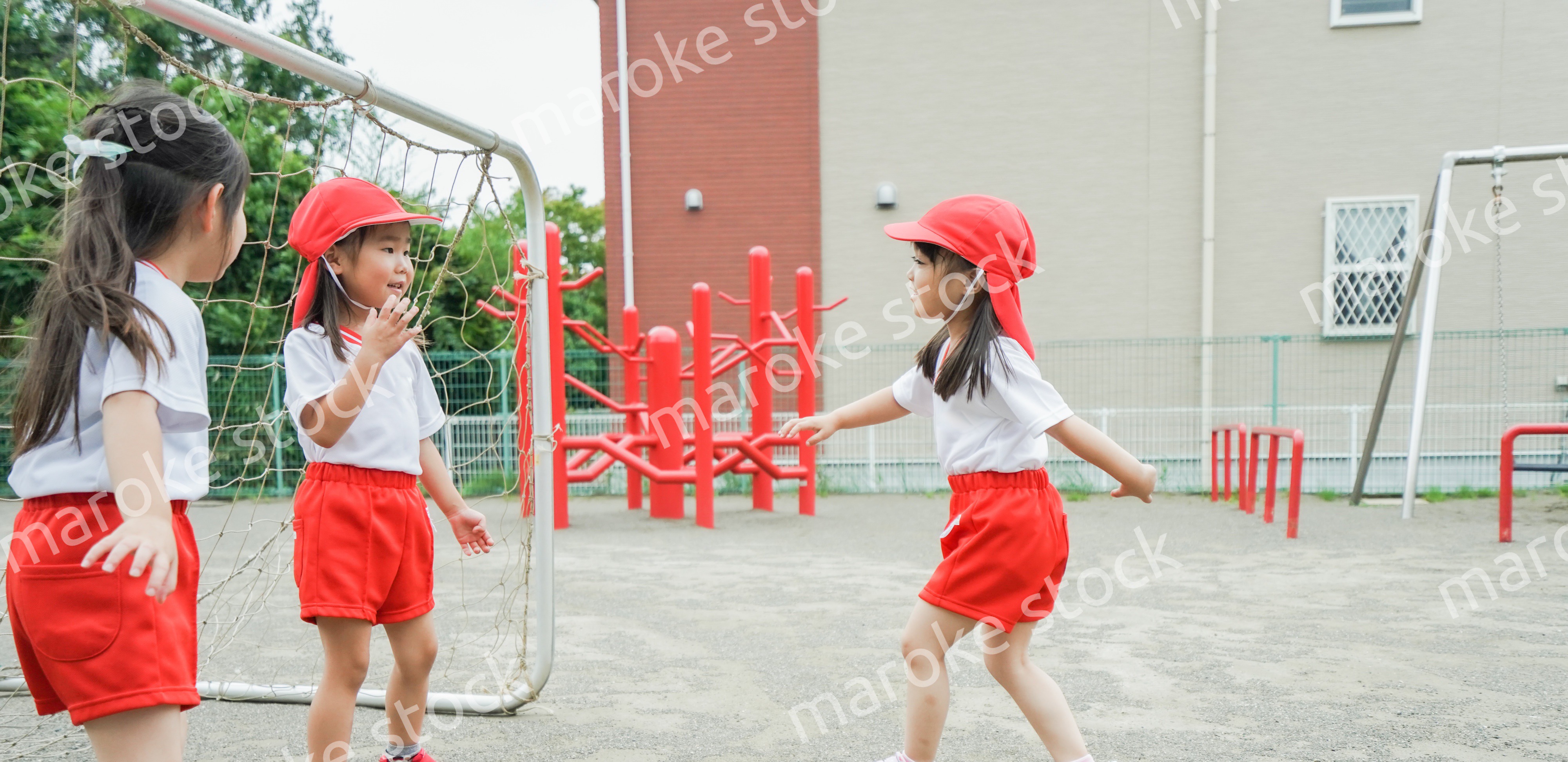 外で遊ぶ保育園の子どもたち