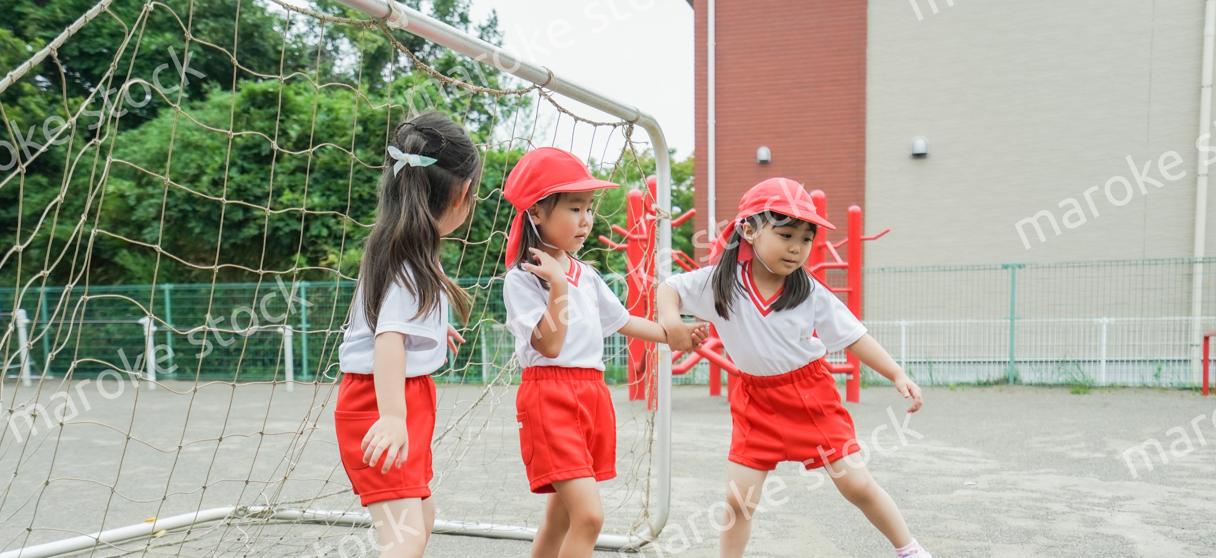 外で遊ぶ保育園の子どもたち