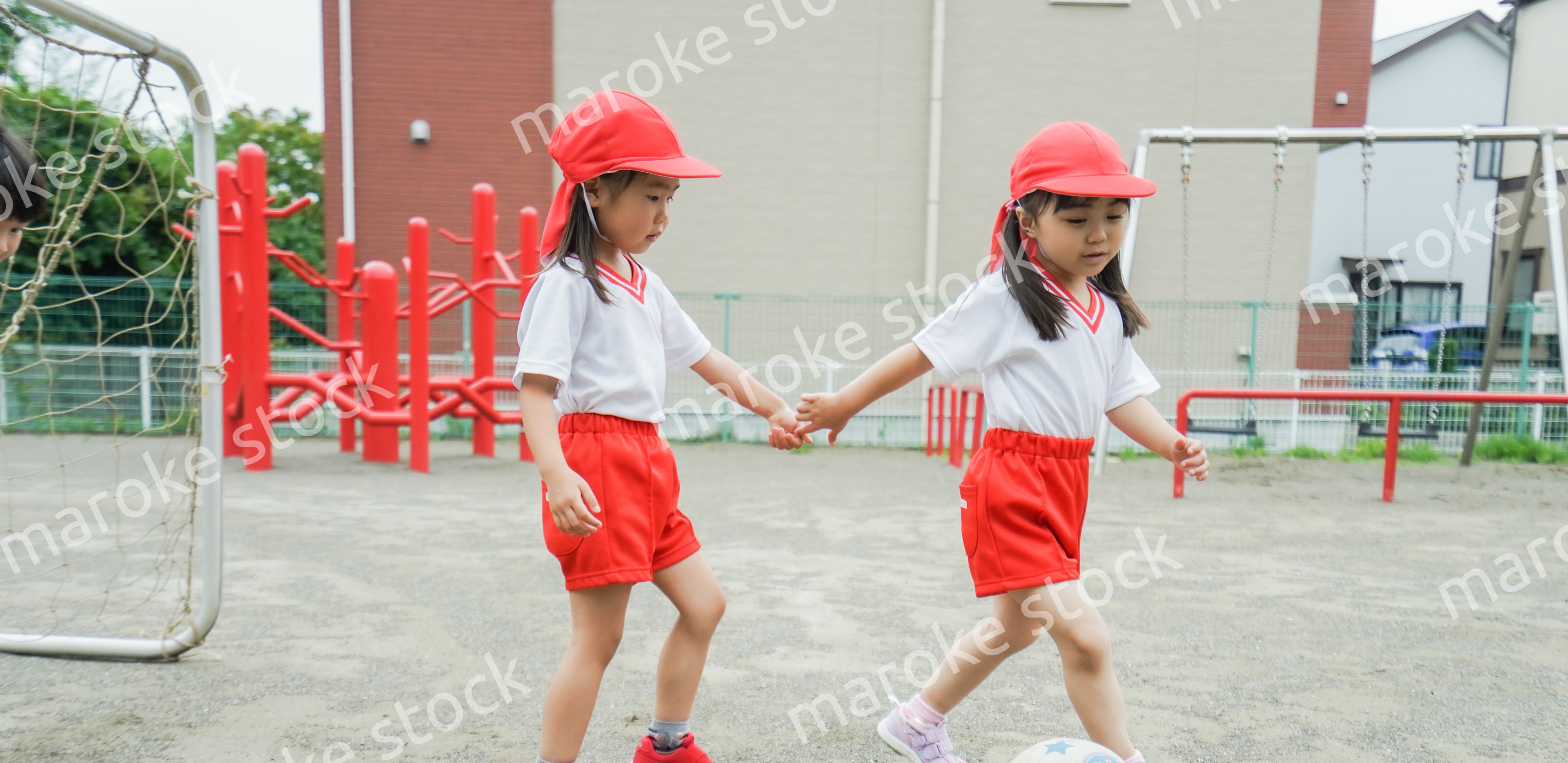外で遊ぶ保育園の子どもたち