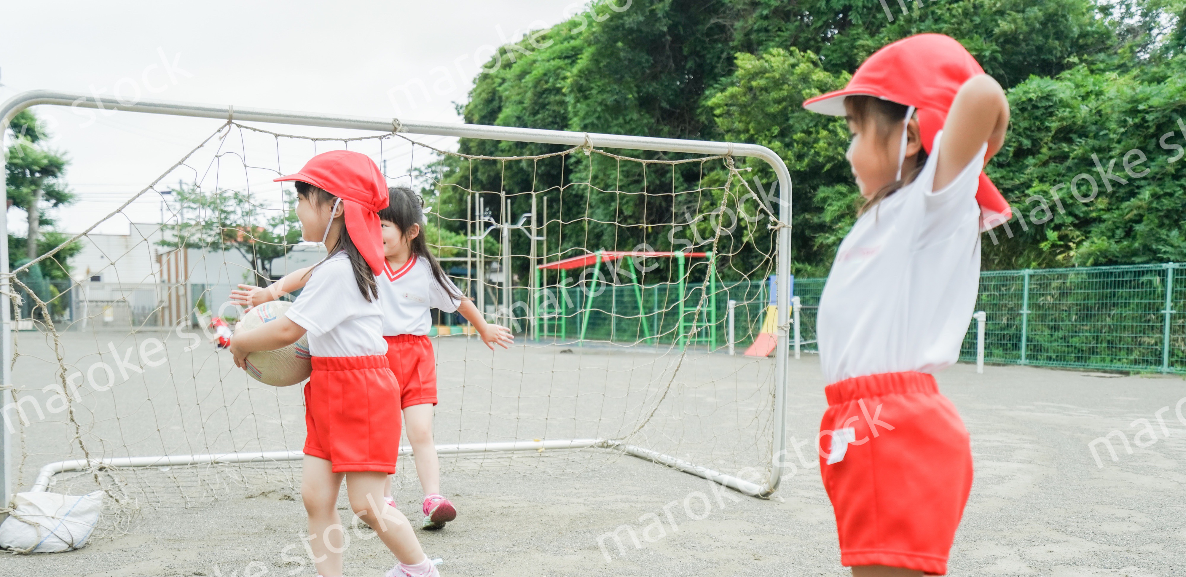 外で遊ぶ保育園の子どもたち