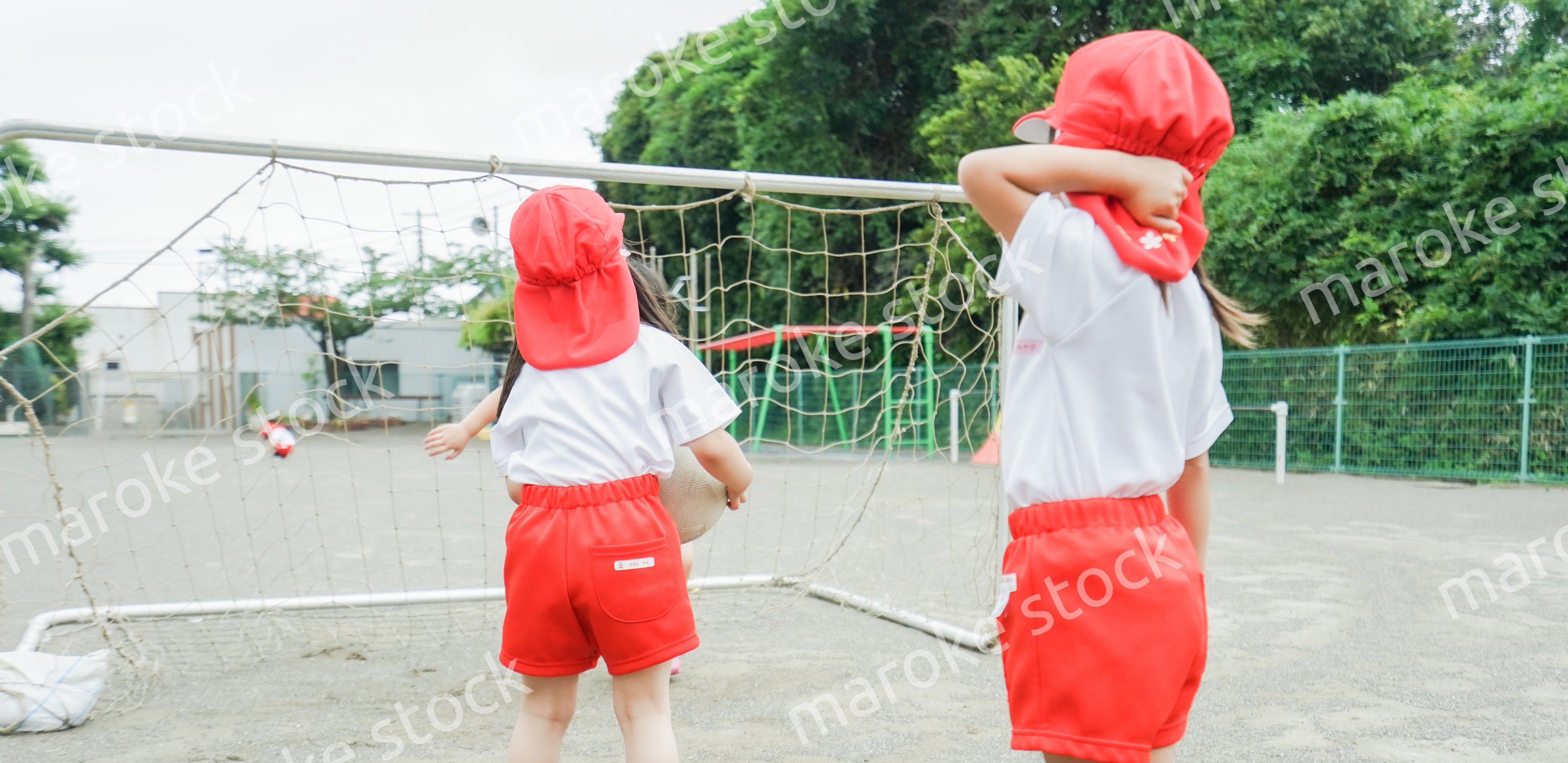 外で遊ぶ保育園の子どもたち