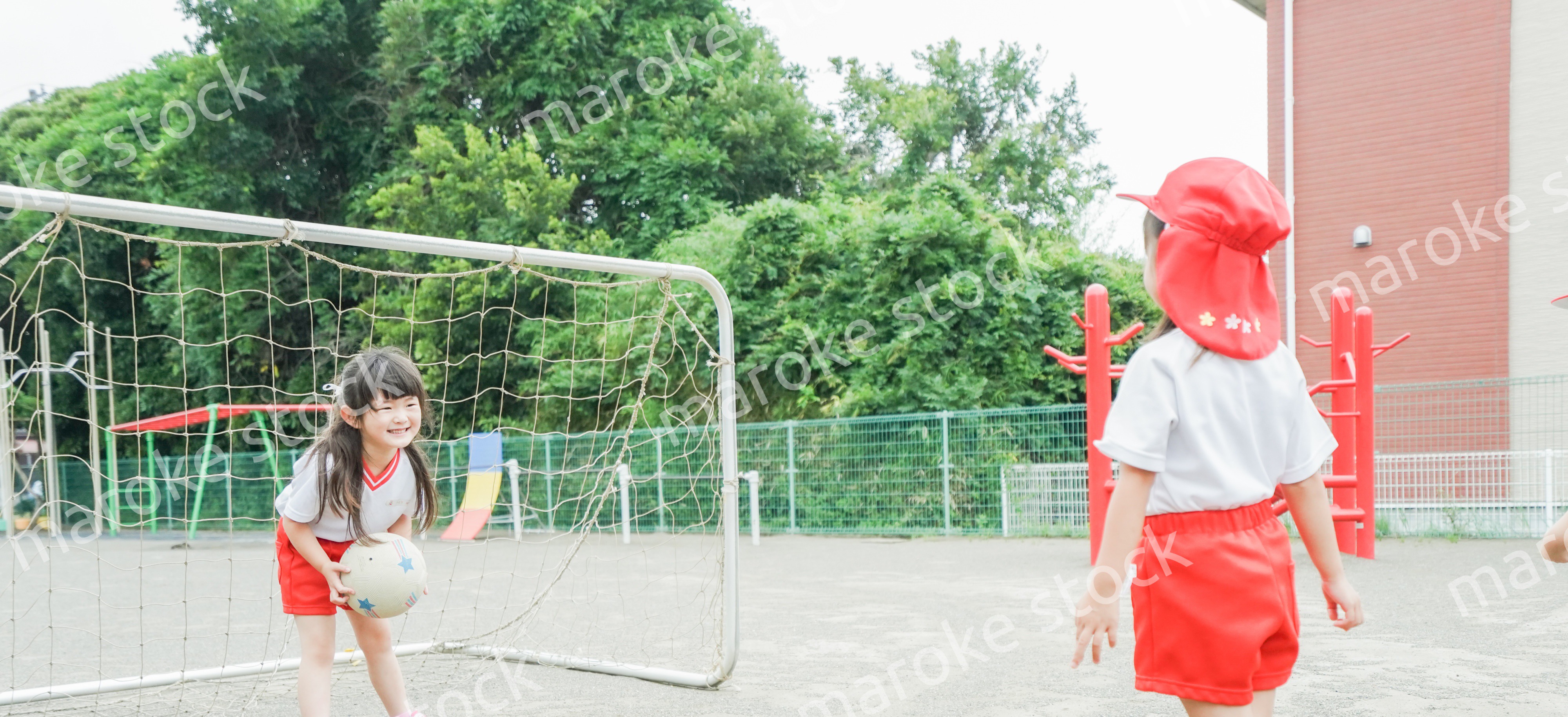 外で遊ぶ保育園の子どもたち