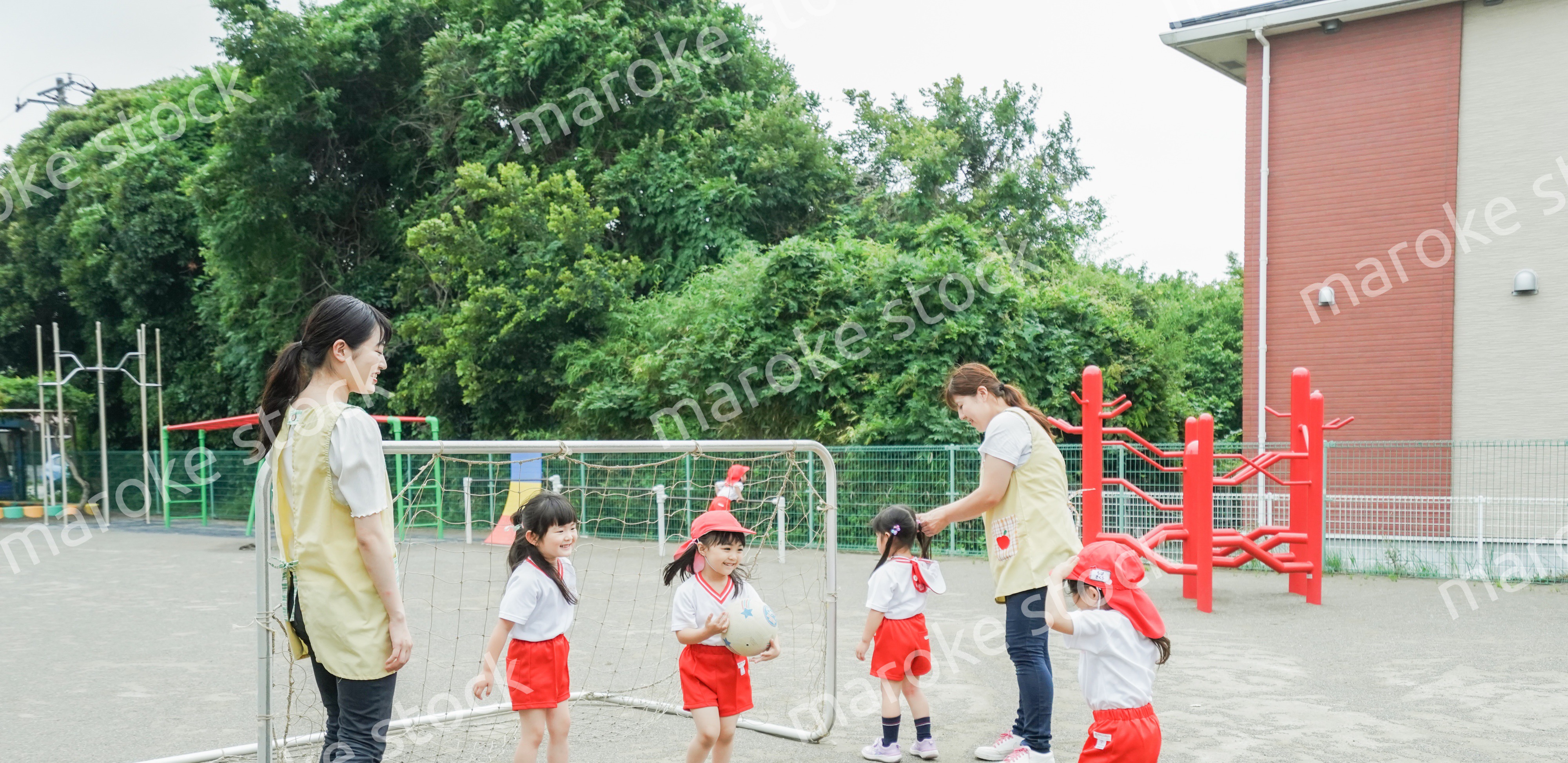 外で遊ぶ保育園の子どもたち