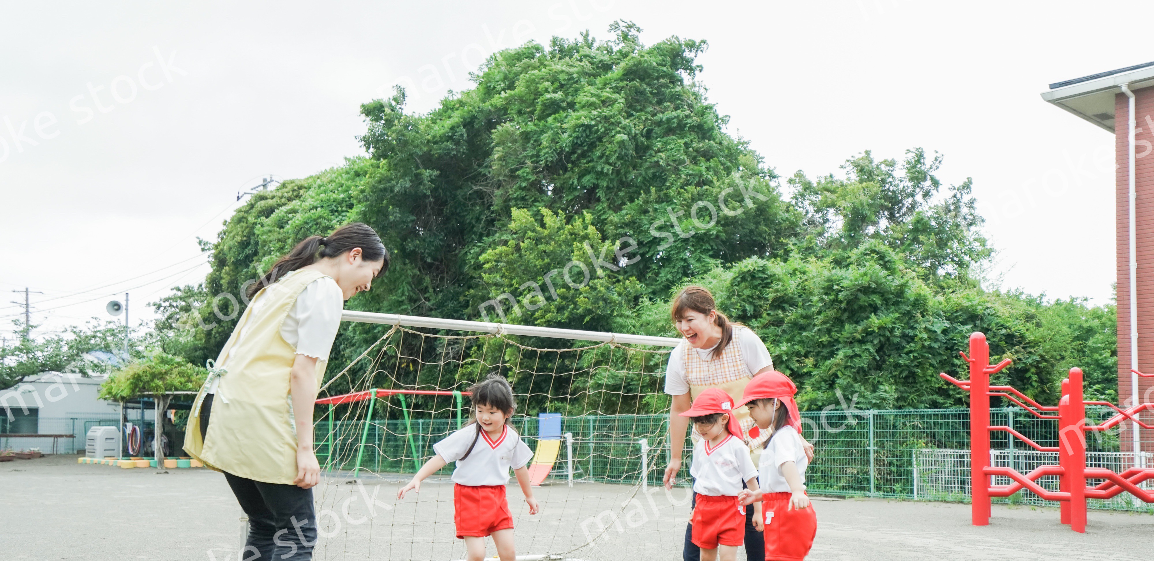 外で遊ぶ保育園の子どもたち
