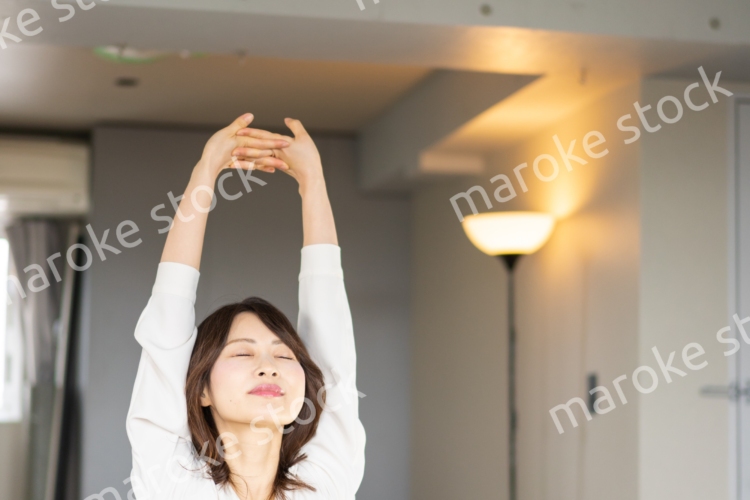 長時間のテレワークで疲れたビジネスウーマン