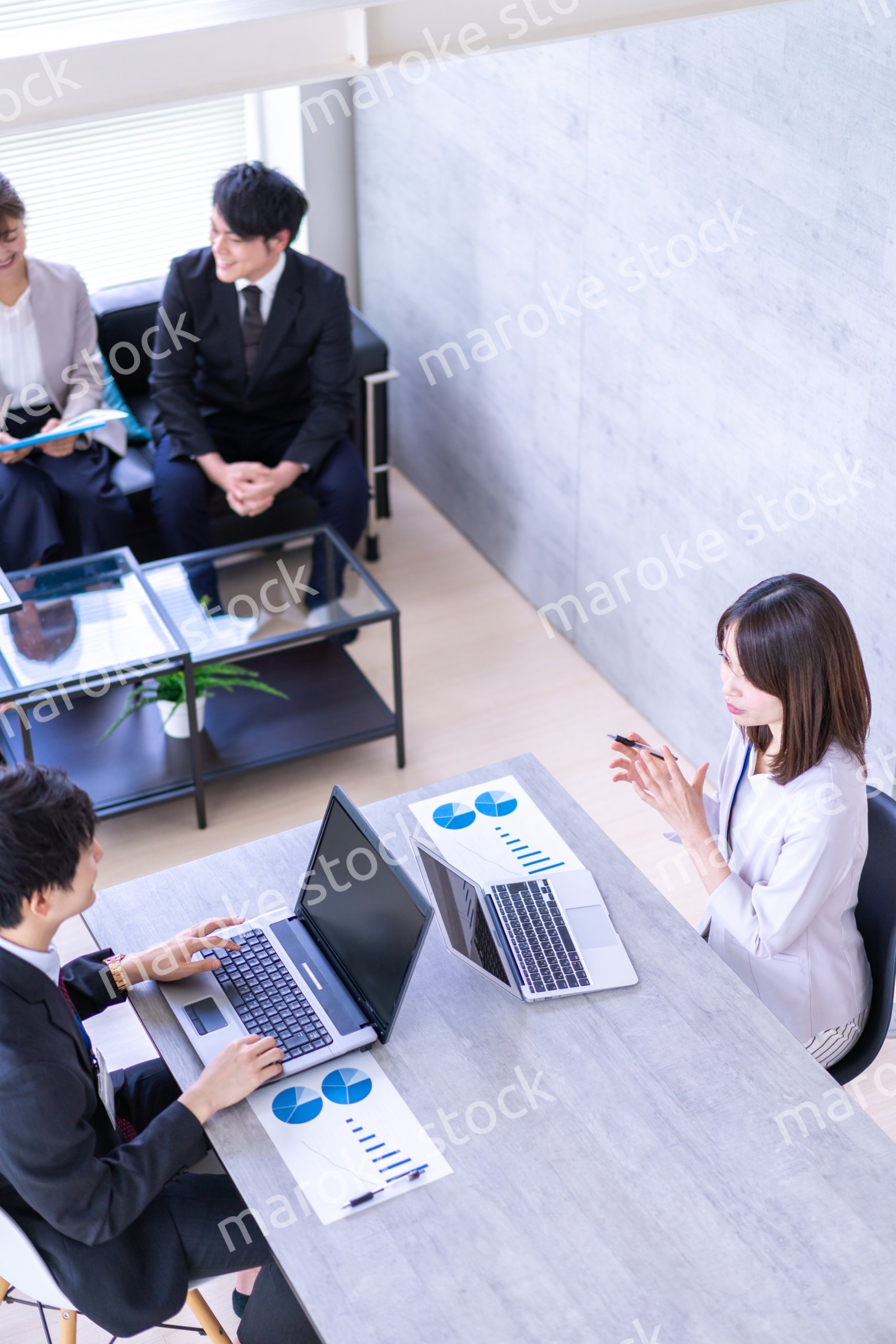 商談をする男女のビジネスパーソン