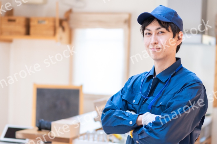 家のメンテナンスをする技術スタッフ