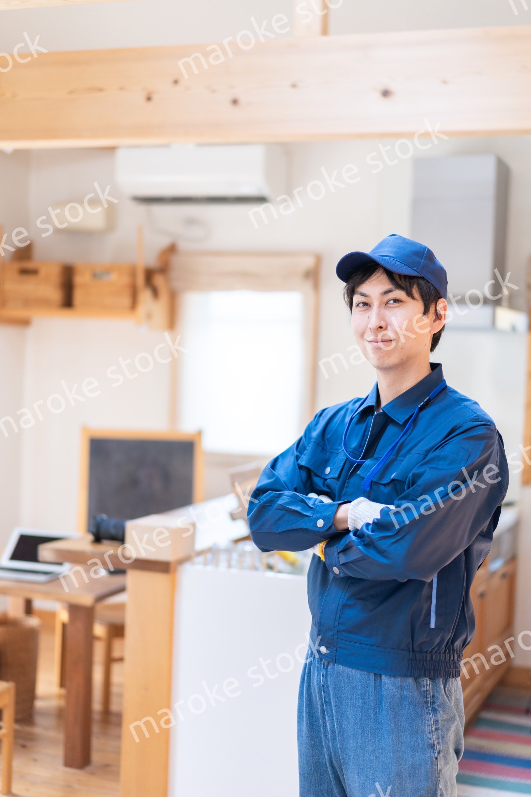 家のメンテナンスをする技術スタッフ