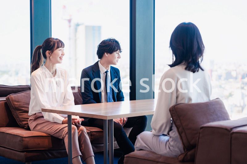 オフィスで雑談をするビジネスパーソン