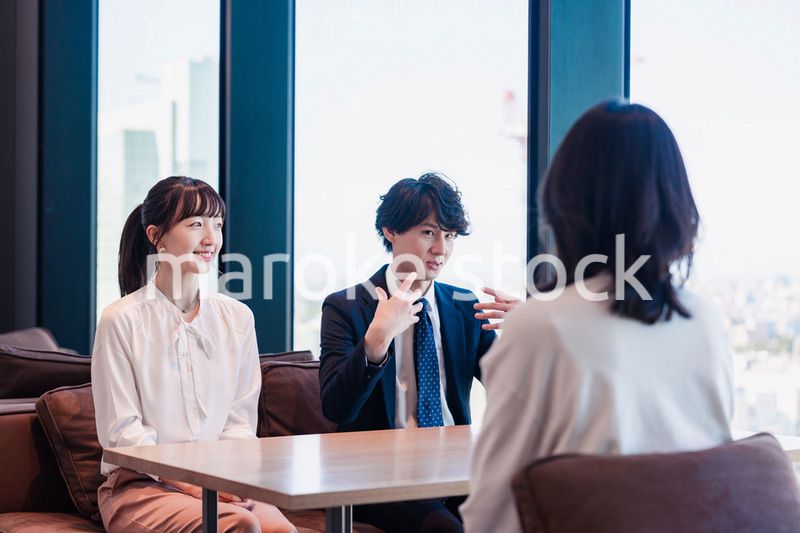 オフィスで雑談をするビジネスパーソン