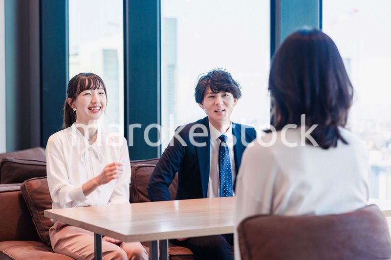 オフィスで雑談をするビジネスパーソン