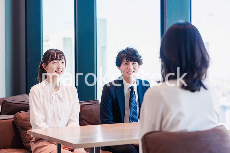 オフィスで雑談をするビジネスパーソン