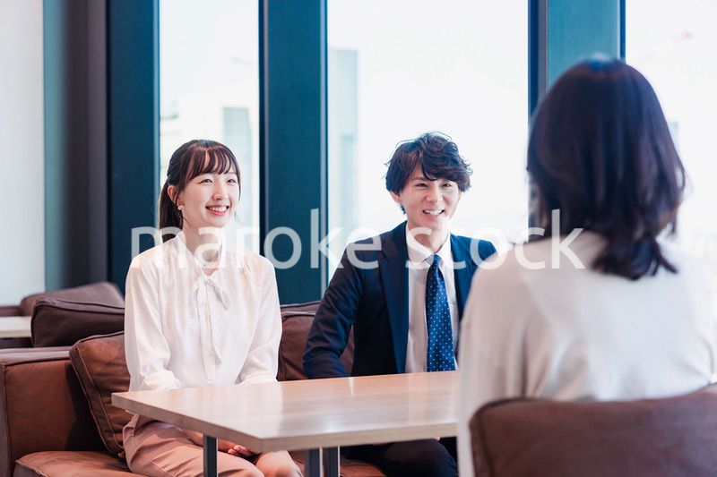 オフィスで雑談をするビジネスパーソン