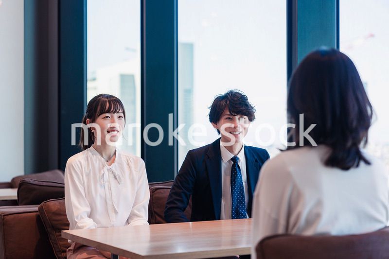 オフィスで雑談をするビジネスパーソン