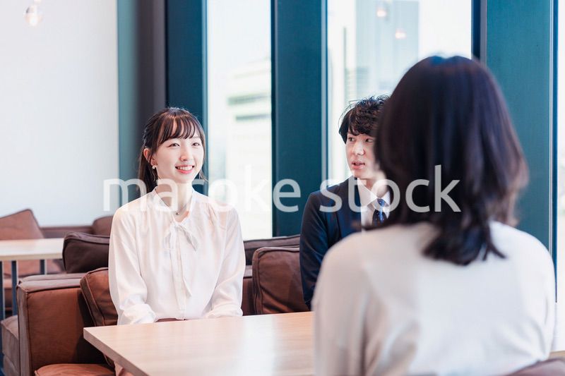 オフィスで雑談をするビジネスパーソン