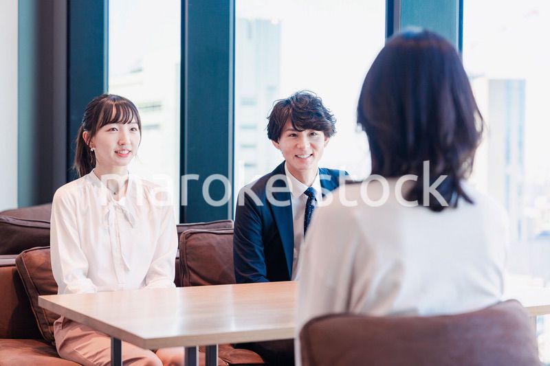 オフィスで雑談をするビジネスパーソン