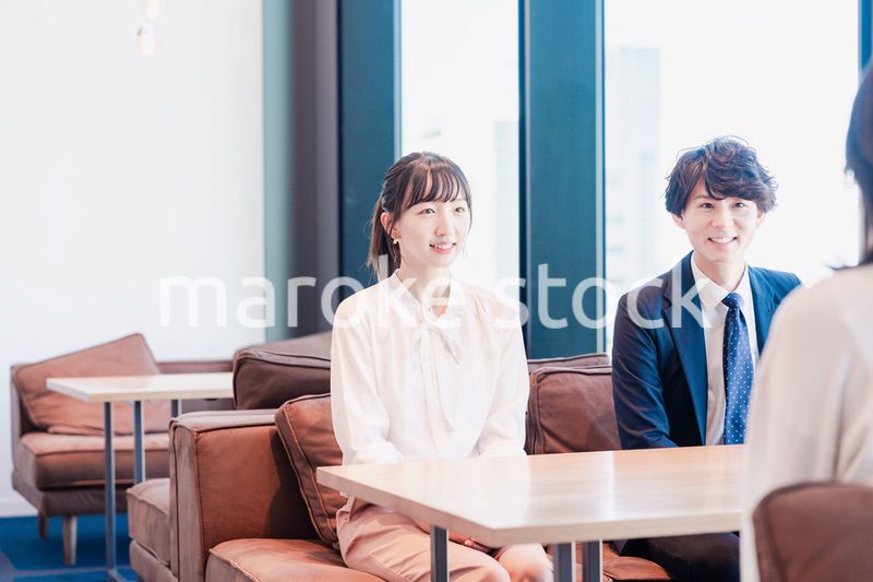 オフィスで雑談をするビジネスパーソン