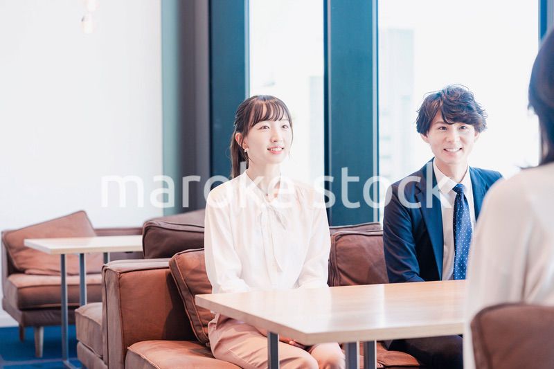 オフィスで雑談をするビジネスパーソン