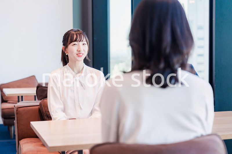 オフィスで雑談をするビジネスパーソン