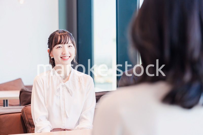 オフィスで雑談をするビジネスパーソン