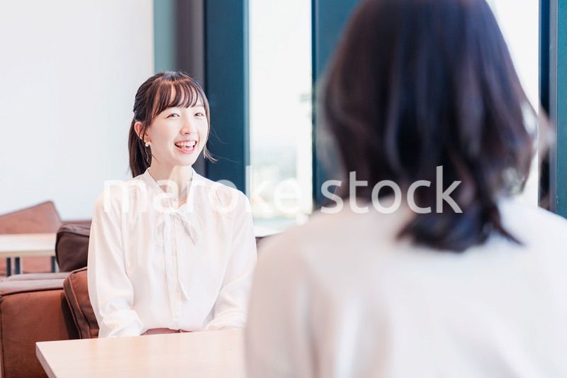 オフィスで雑談をするビジネスパーソン