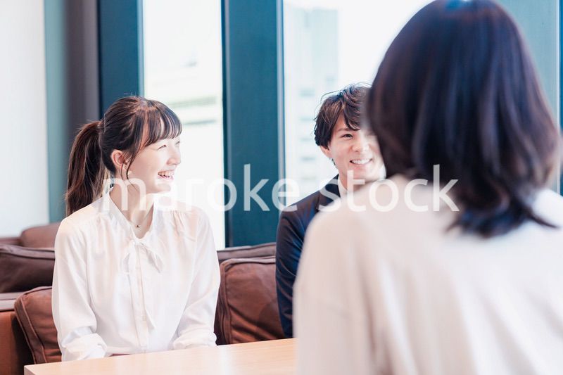 オフィスで雑談をするビジネスパーソン