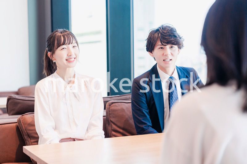 オフィスで雑談をするビジネスパーソン